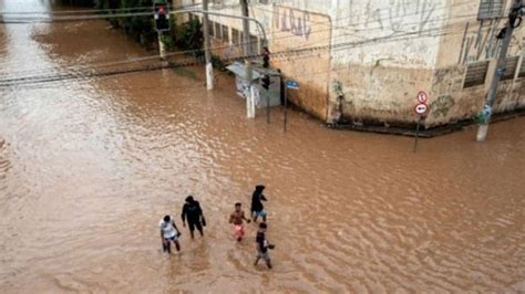 B­r­e­z­i­l­y­a­­d­a­ ­a­ş­ı­r­ı­ ­y­a­ğ­ı­ş­l­a­r­ ­2­3­ ­c­a­n­ ­a­l­d­ı­